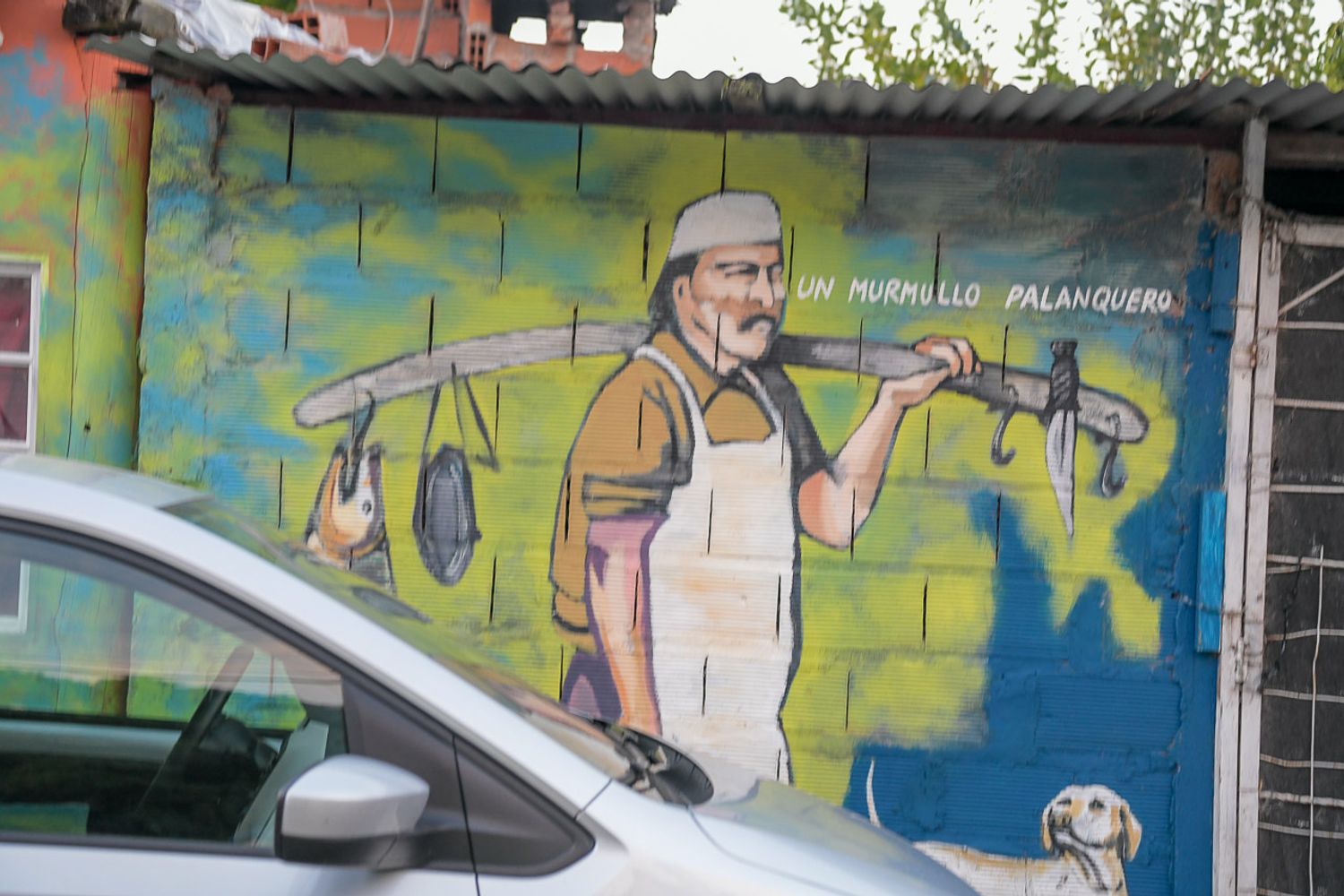 La intervención artística “Mística Costera” se realizó en calle Del Pescador y pone en valor la relación del barrio con el río y su historia.
