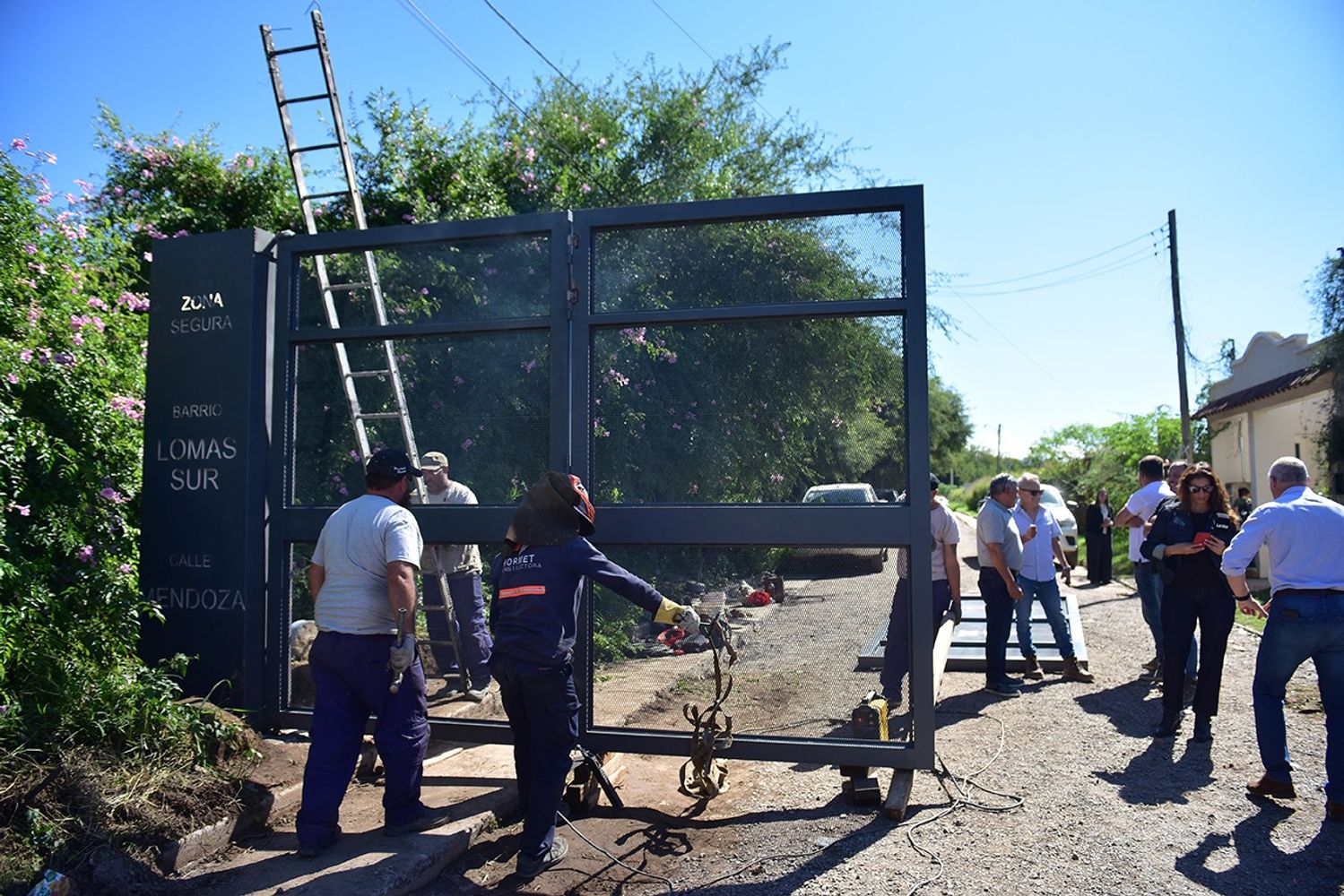 Los portones para cerrar calles en Villa Allende, por las noches.