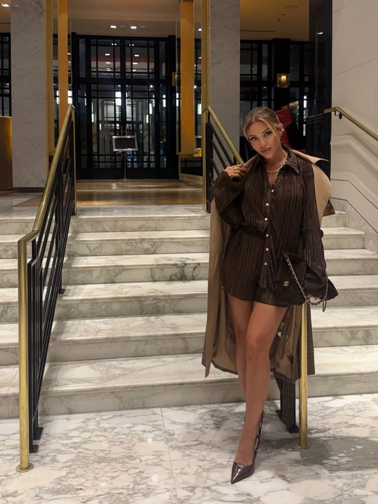 Evangelina Anderson apostó por un vestido corto del color de la temporada y deslumbró en la noche de Buenos Aires
