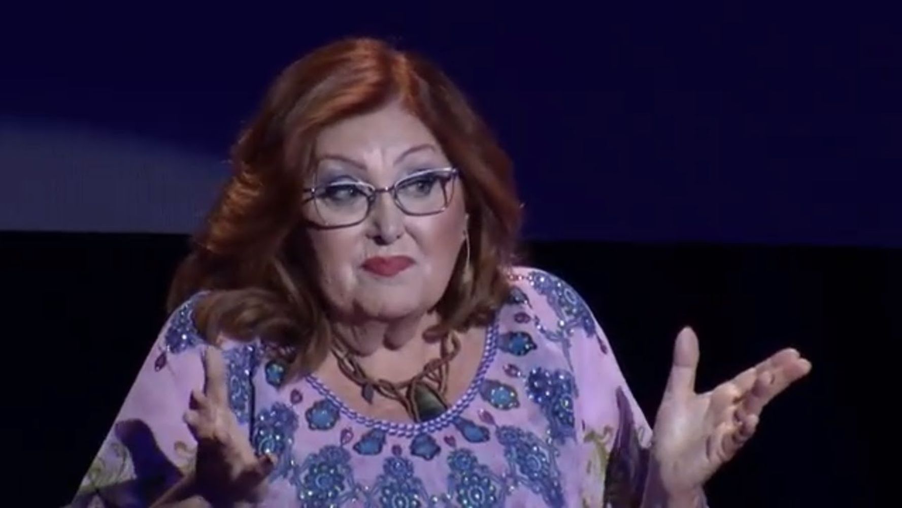 La mujer está vendiendo sus obras.