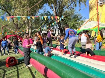 Carlos Paz celebra el Día Mundial del Circo con un show para toda la familia en la costa del lago