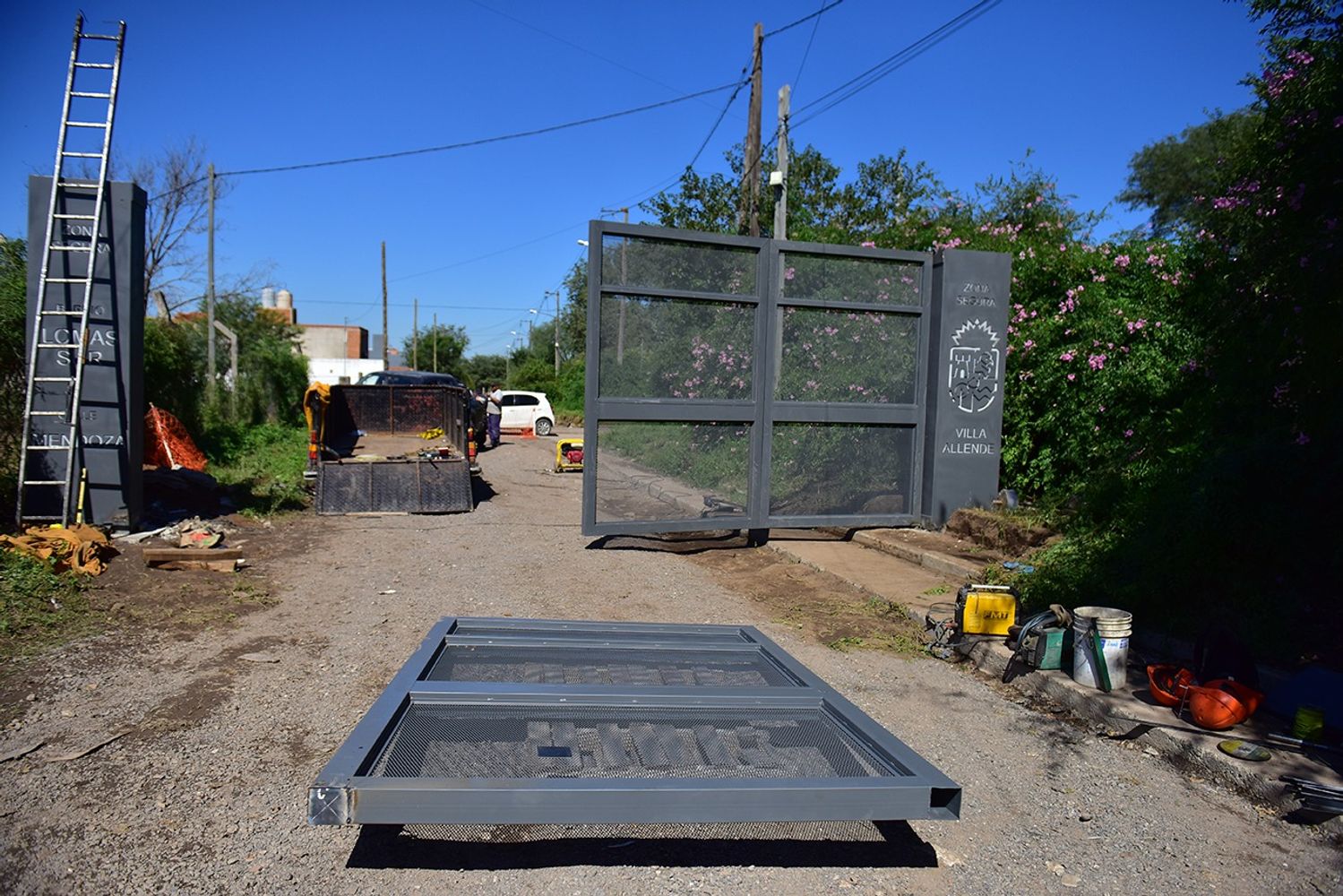 Los portones para cerrar calles en Villa Allende, en horario nocturno.