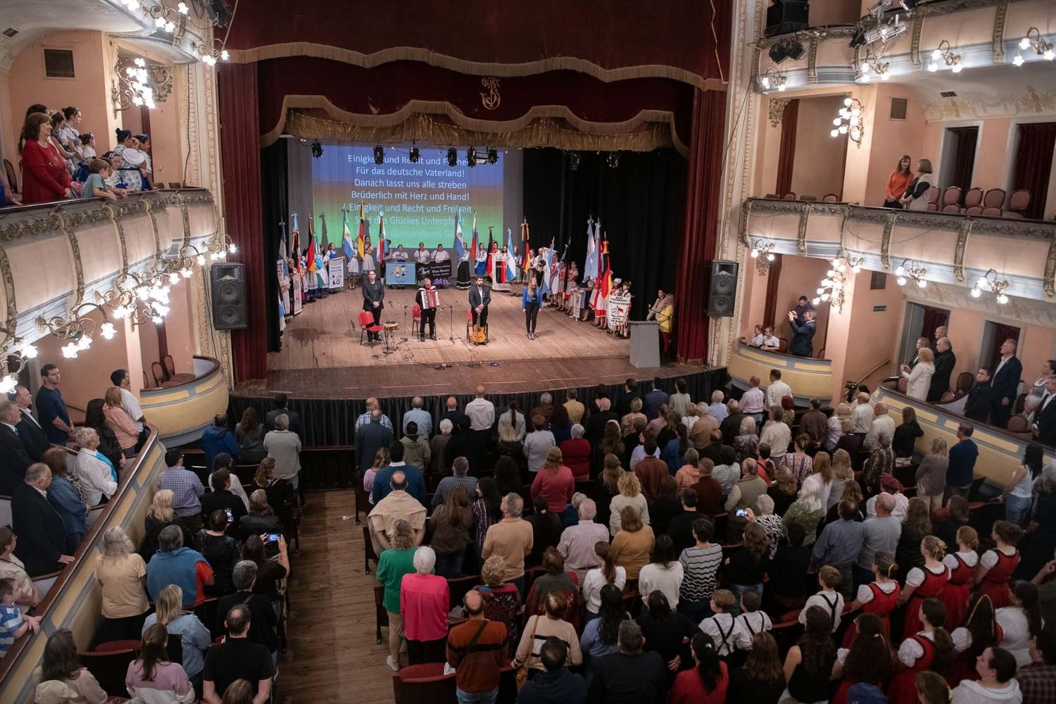 Paraná celebró el Día del Inmigrante Alemán del Volga con una Noche de Gala en el Teatro 3 de Febrero.
