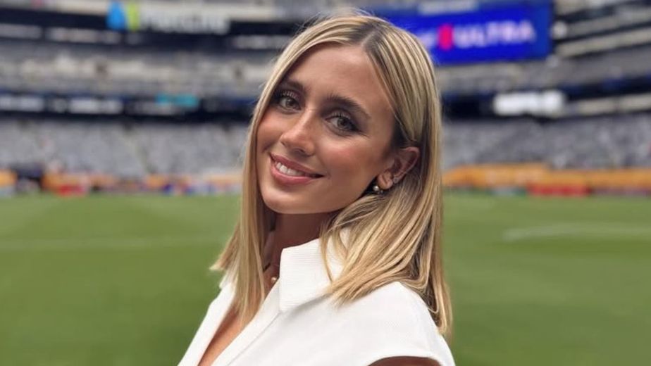Morena Beltrán apostó un look sastrero y arrasó en el Superclásico con un outfit total black