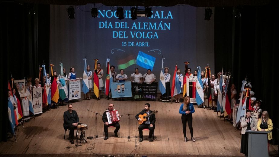 Paraná celebró el Día del Inmigrante Alemán del Volga con una Noche de Gala en el Teatro 3 de Febrero.