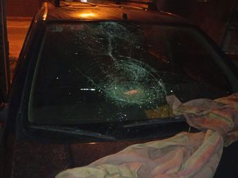 Noche de furia: rompió el parabrisas del auto de un vecino tras una discusión