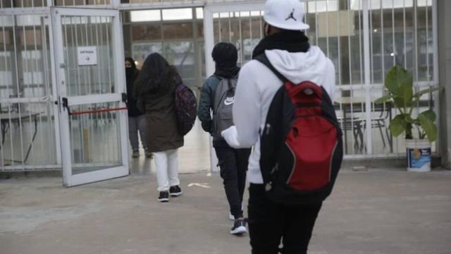 Una adolescente atacó a un compañero con un cuchillo en un colegio del conurbano
