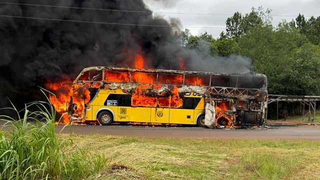 Se incendió un colectivo de larga distancia en Mártires y no hubo heridos.