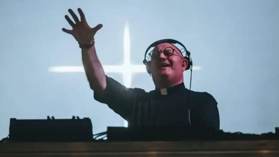 Quién es el cura DJ que podría reunir a miles de personas en Plaza de Mayo con un show gratuito