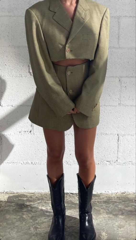 Cómo reciclar un blazer viejo y transformarlo en un conjunto canchero de top y pollera en tendencia