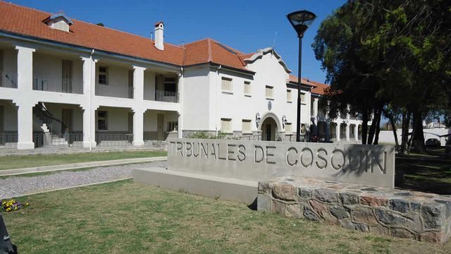 El caso es instruido por la Fiscalía de Segundo Turno de Cosquín, que mantiene la causa bajo secreto de sumario. 