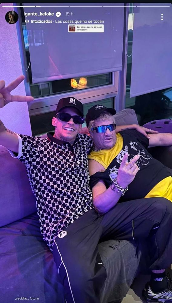 Elián Valenzuela junto a Pity Álvarez.
