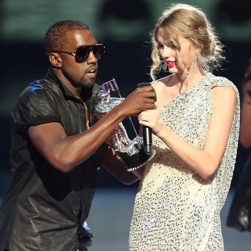 Polémico momento entre Taylor Swift y Kanye West en los VMAs de 2009.