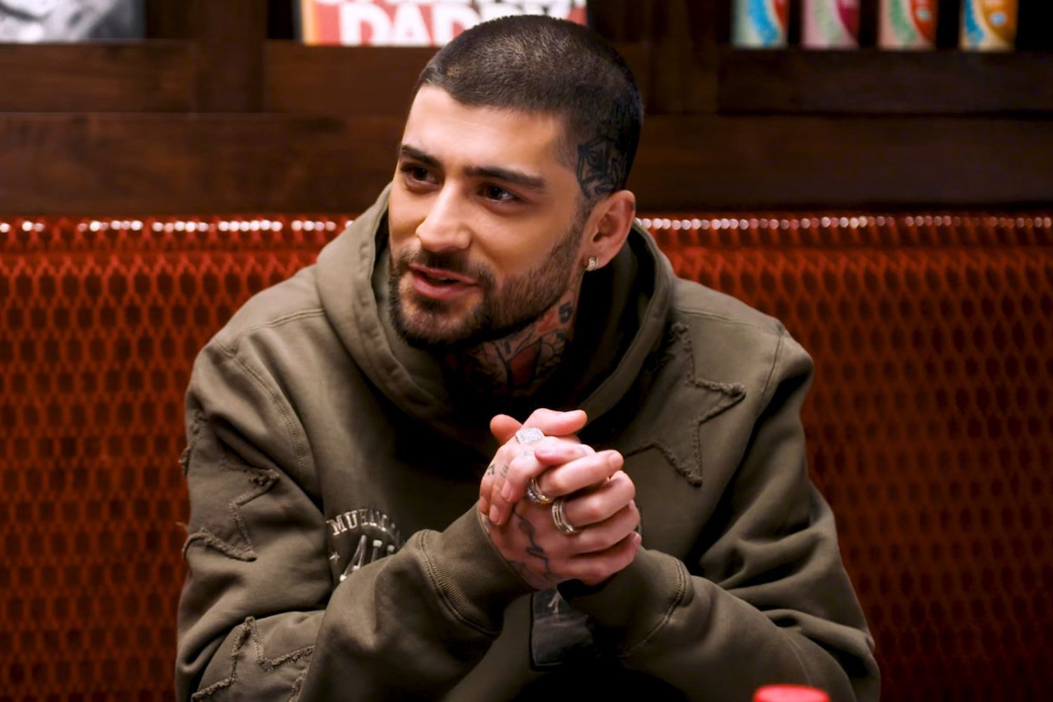 Zayn suspende toda actividad profesional mientras sus fanáticos esperan un parte médico oficial tras su internación de emergencia.