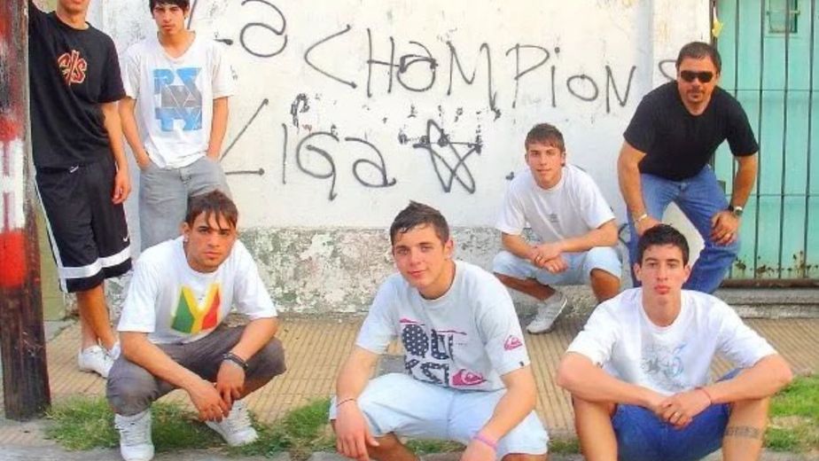 Una figura y campeón del fútbol argentino se hizo viral por su inesperado pasado en un grupo de cumbia