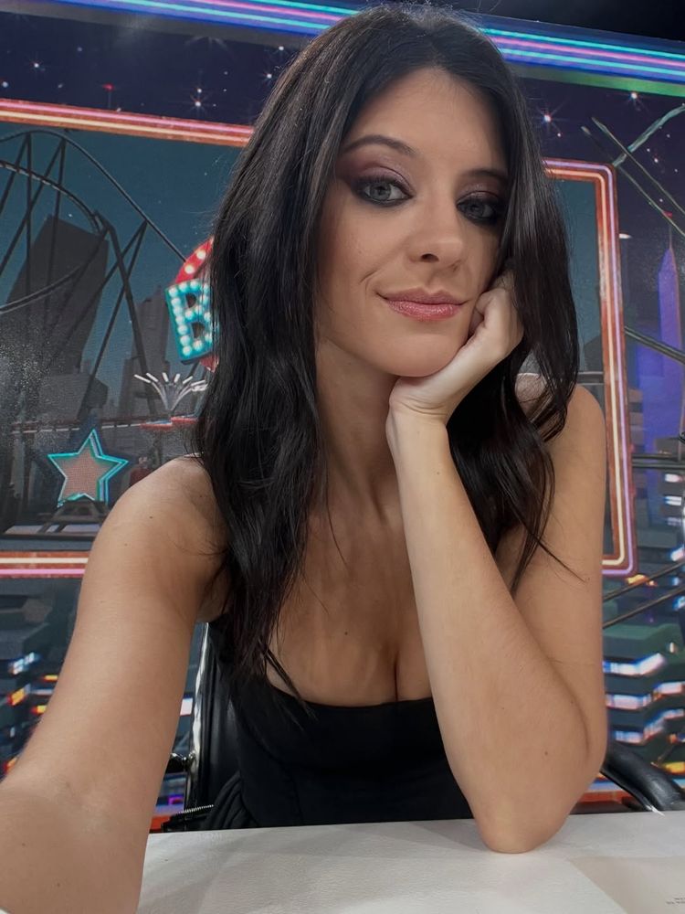 Juanita Groisman se sumó a la tendencia del total black y sorprendió con el accesorio de la temporada