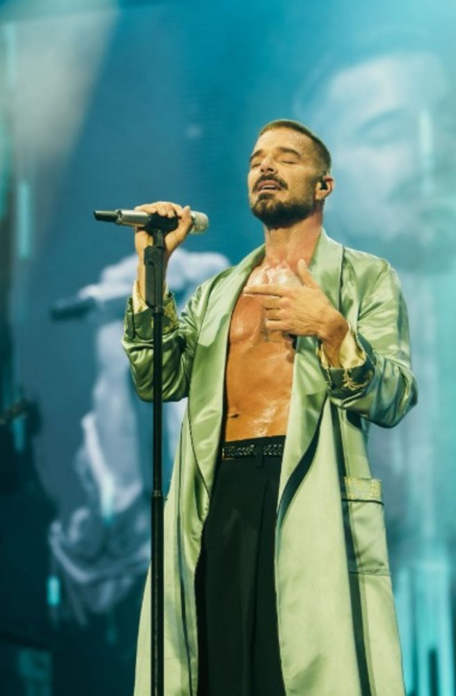 Ricky Martin se reencuentra con su público porteño en el Campo Argentino de Polo tras una exitosa gira regional.