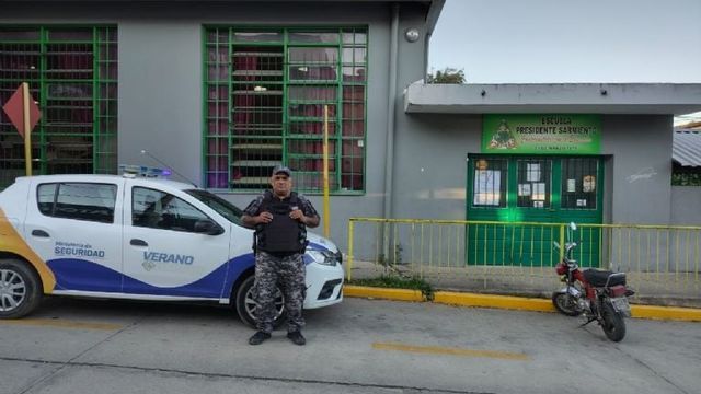 Despliegue de seguridad en los ingresos a las escuelas tras las amenazas recibidas en los últimos días.