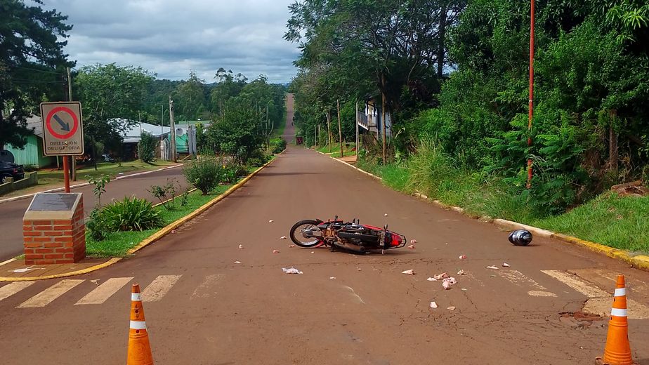 Motociclista atropelló a una mujer que cruzaba por la senda peatonal en General Alvear
