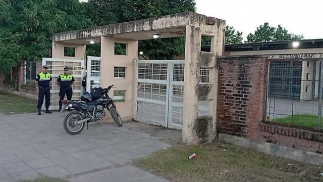 Las amenazas de tiroteo registradas en distintos establecimientos motivaron un despliegue preventivo de gran escala en toda la provincia.