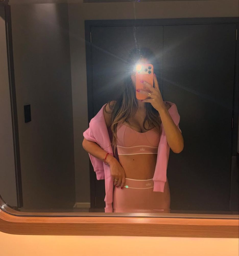 Cami Galante, la esposa de Leandro Paredes, sorprendió con un look deportivo en color rosa y marcó tendencia