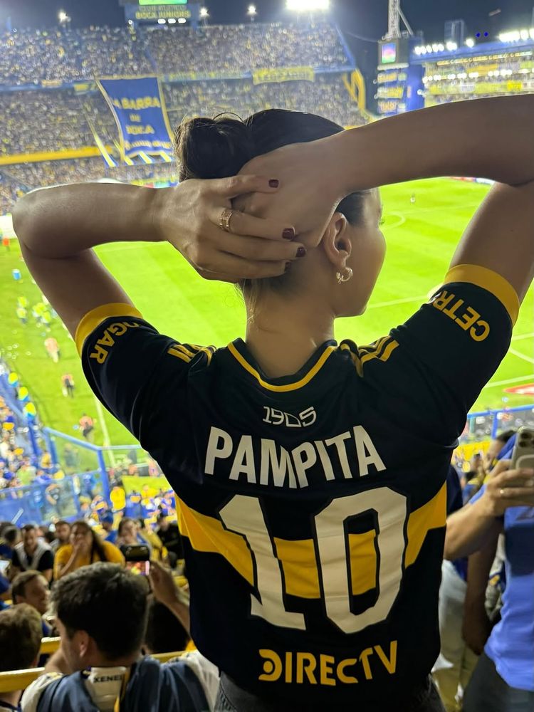 En la previa del Superclásico, Pampita visitó la Bombonera y marcó tendencia con el peinado de la temporada