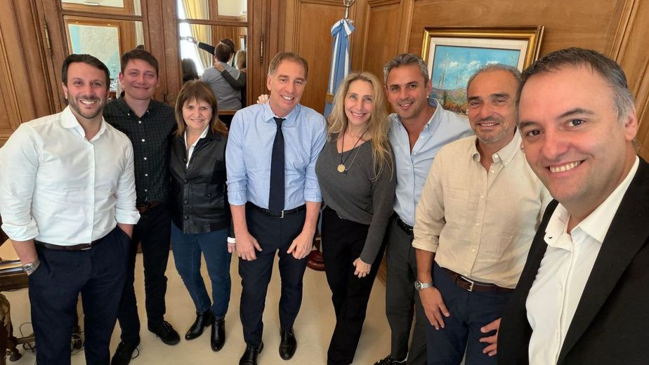 Manuel Adorni y la interna taparon una semana con buenos datos económicos