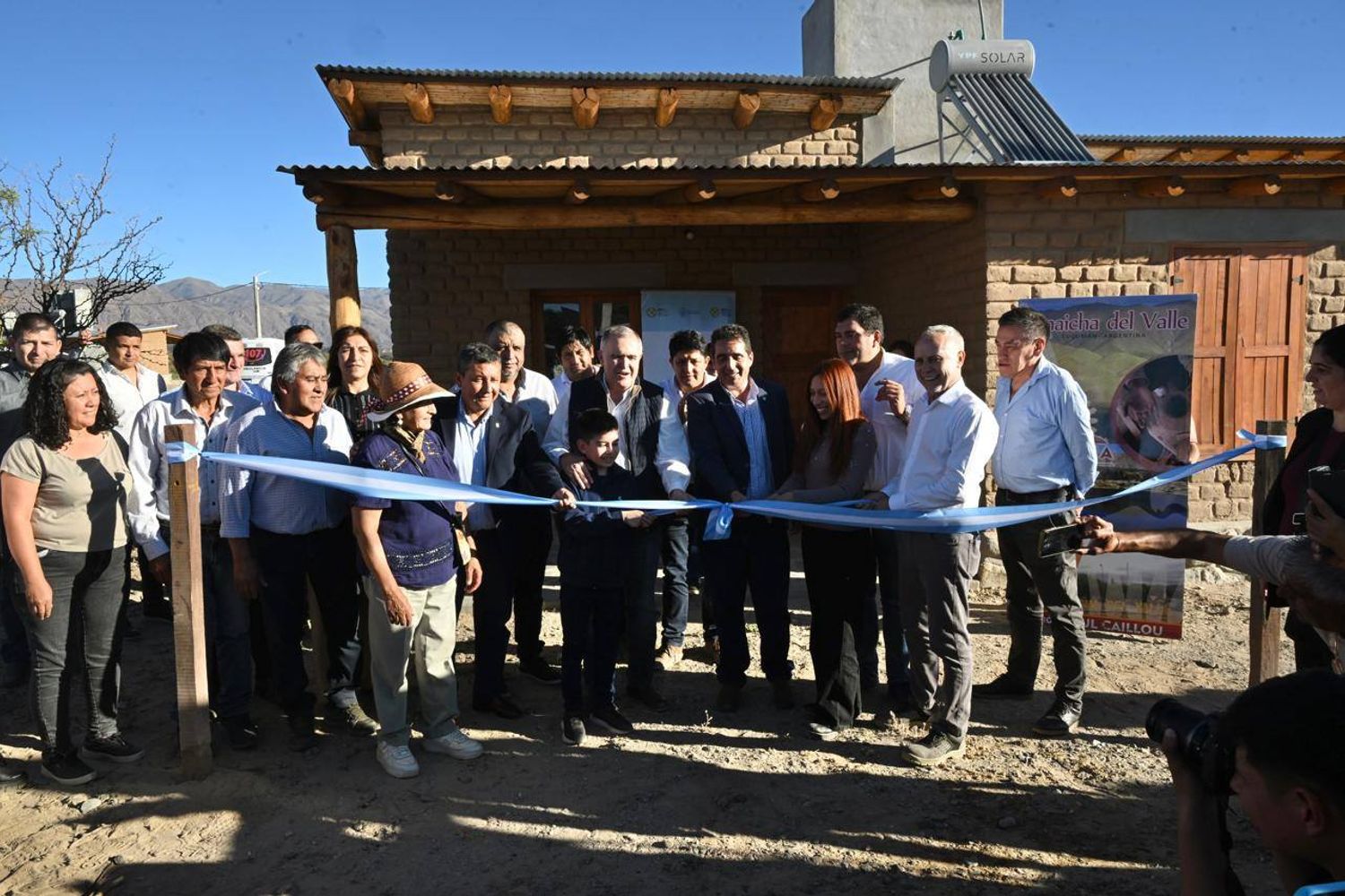 La iniciativa combinó vivienda digna, eficiencia energética y formación laboral en una comunidad con características geográficas y sociales particulares.