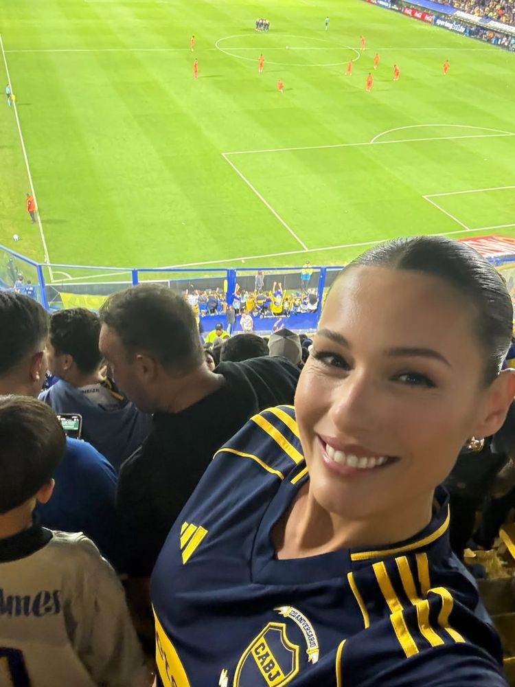 En la previa del Superclásico, Pampita visitó la Bombonera y marcó tendencia con el peinado de la temporada