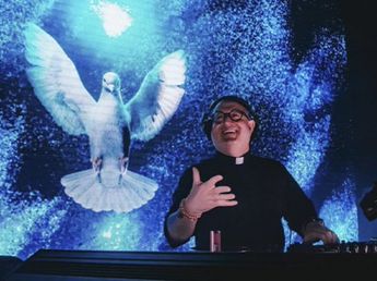 El cura DJ colmó la Plaza de Mayo con el homenaje que le realizó al papa Francisco