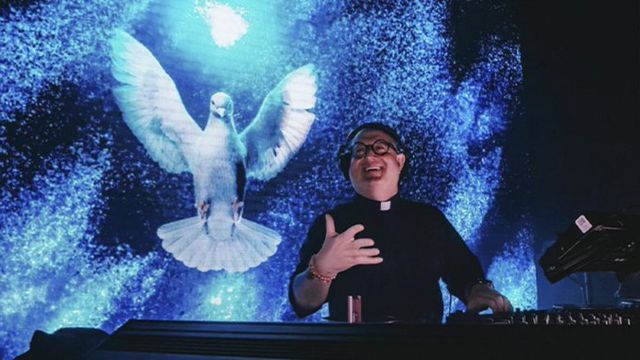 El cura DJ deplegó un inédito homenaje al papa Francisco, en una colmada Plaza de Mayo.