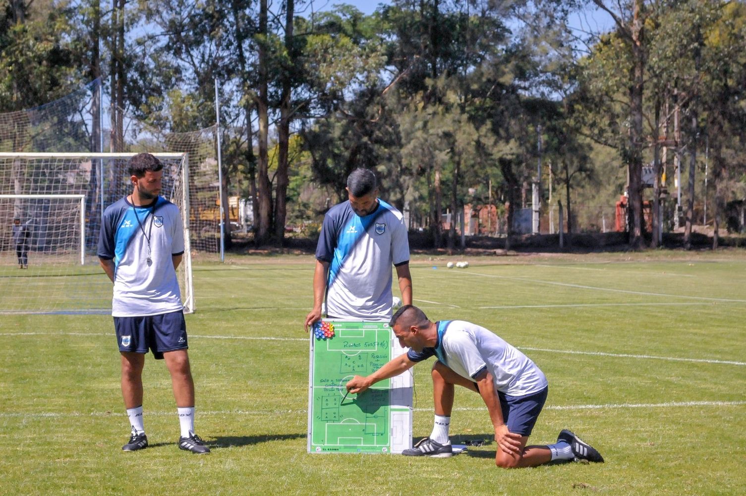 Con tres victorias al hilo y un triunfo más que festejado del fin de semana pasado contra Agropecuario, el entrenador “albiceleste” Hernán Pellerano repetirá el once de la jornada anterior.