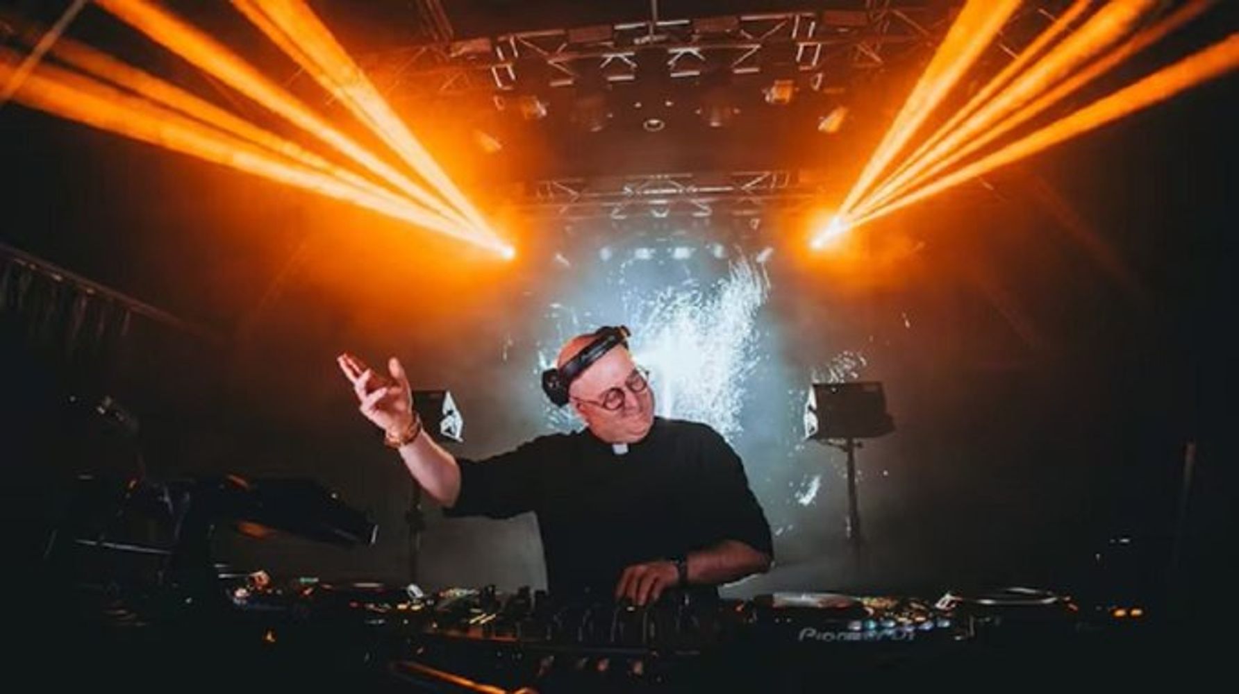 El cura DJ y su homenaje a Francisco en Plaza de Mayo.