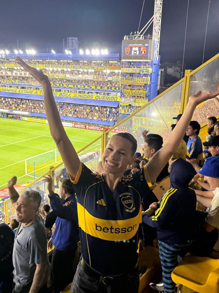 En la previa del Superclásico, Pampita visitó la Bombonera y marcó tendencia con el peinado de la temporada