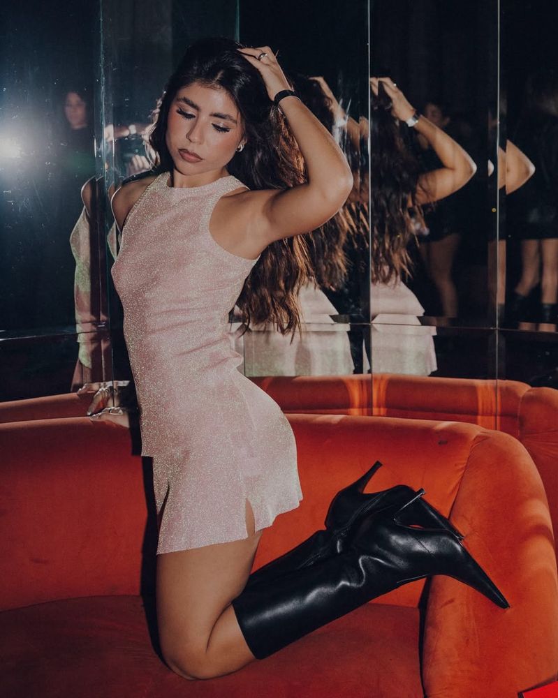 Cami Mayan arrasó en Instagram con un vestido total white lleno de brillos y dio cátedra de estilo