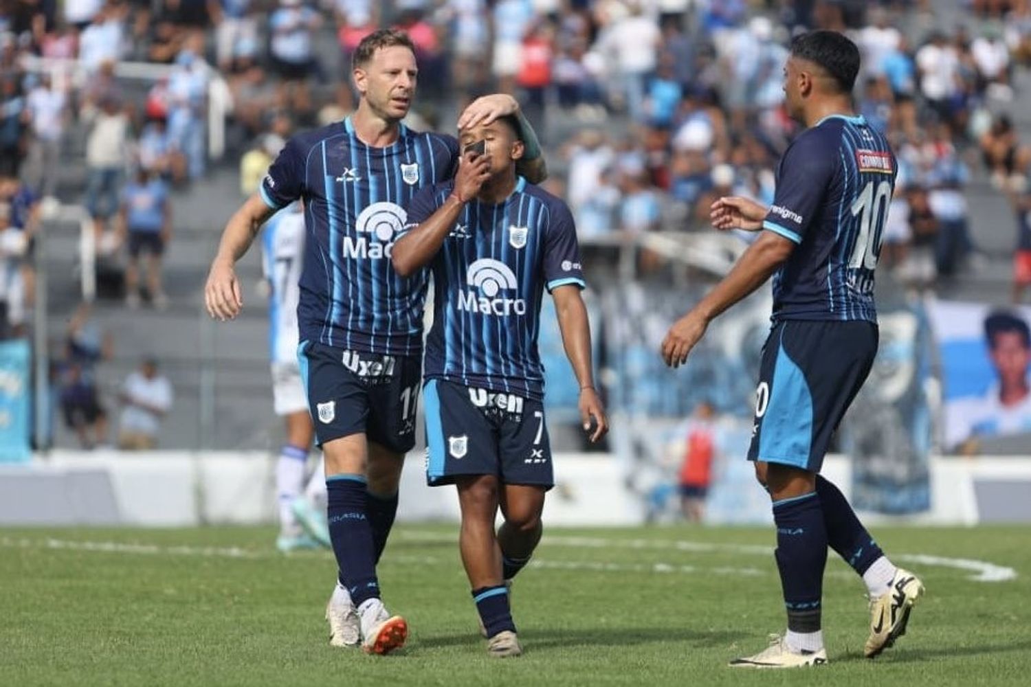 El sampedreño Franisco Maidana besa su canillera con la foto familiar, tras convertir el primer gol de la tarde. Gimnasia y Esgrima de Jujuy fue ampliamente superior y goleó a Almagro 6 a 1 en el “23 de Agosto”.