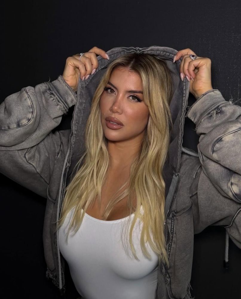 Wanda Nara reapareció con un look total denim y marcó la tendencia de la temporada de otoño