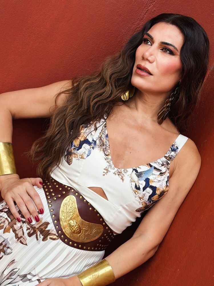 Flor de la V posó con un vestido ultra sofisticado y marcó tendencia con el estampado de la temporada