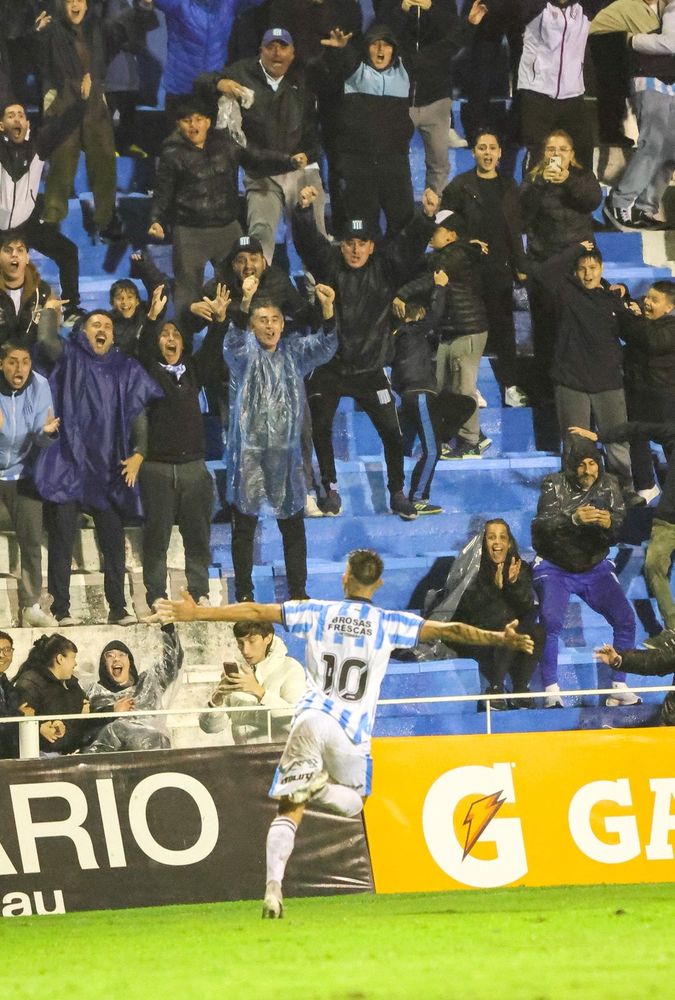 Festejo con la gente de pie en el Miguel Sancho. Ganó Racing, y Ricardo Centurión fue figura.