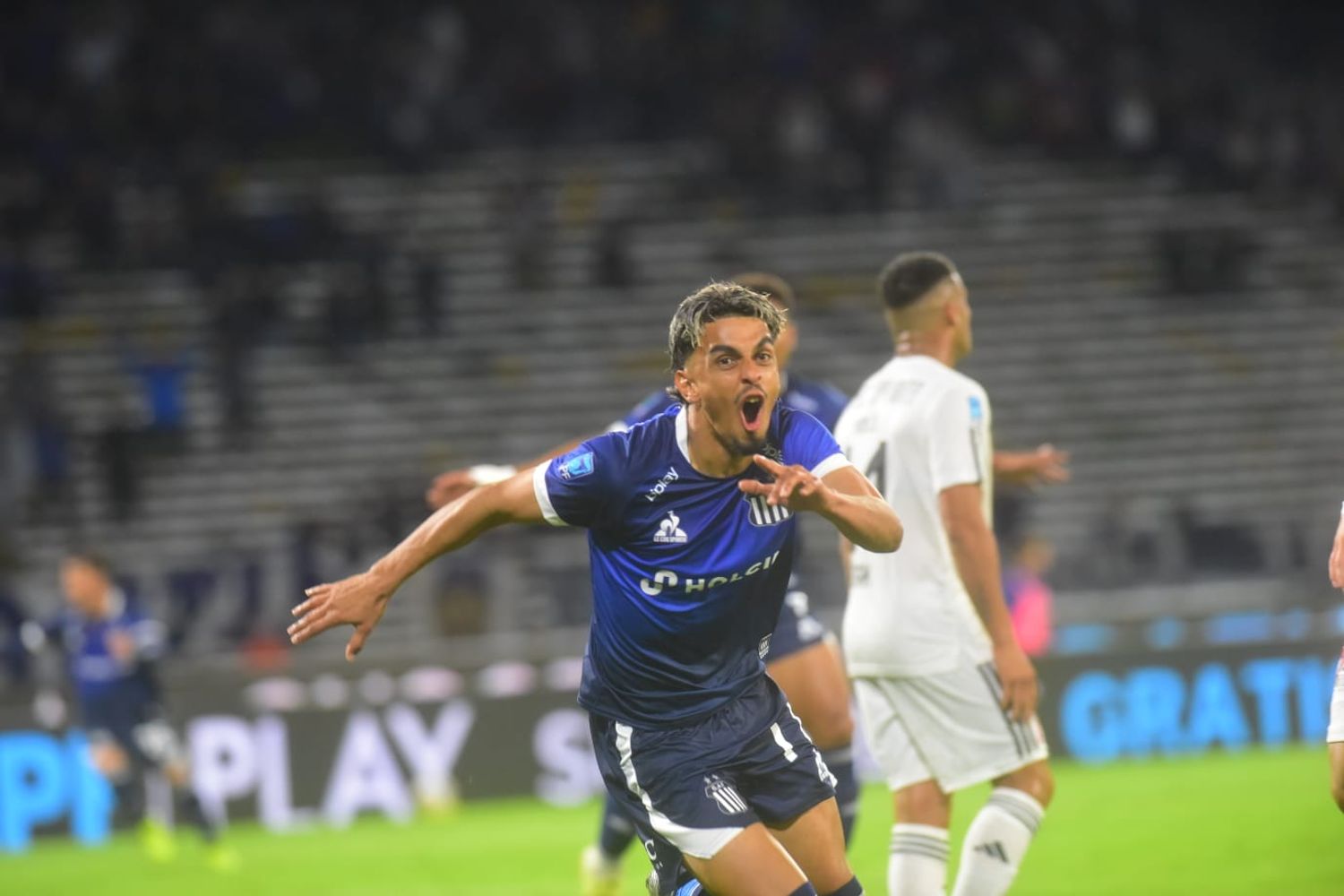 Gol de Ronaldo Martínez, que volvió a festejar en Talleres.