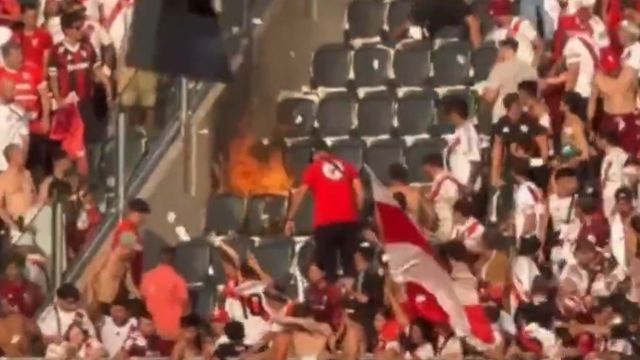 Fuego en el Monumental.