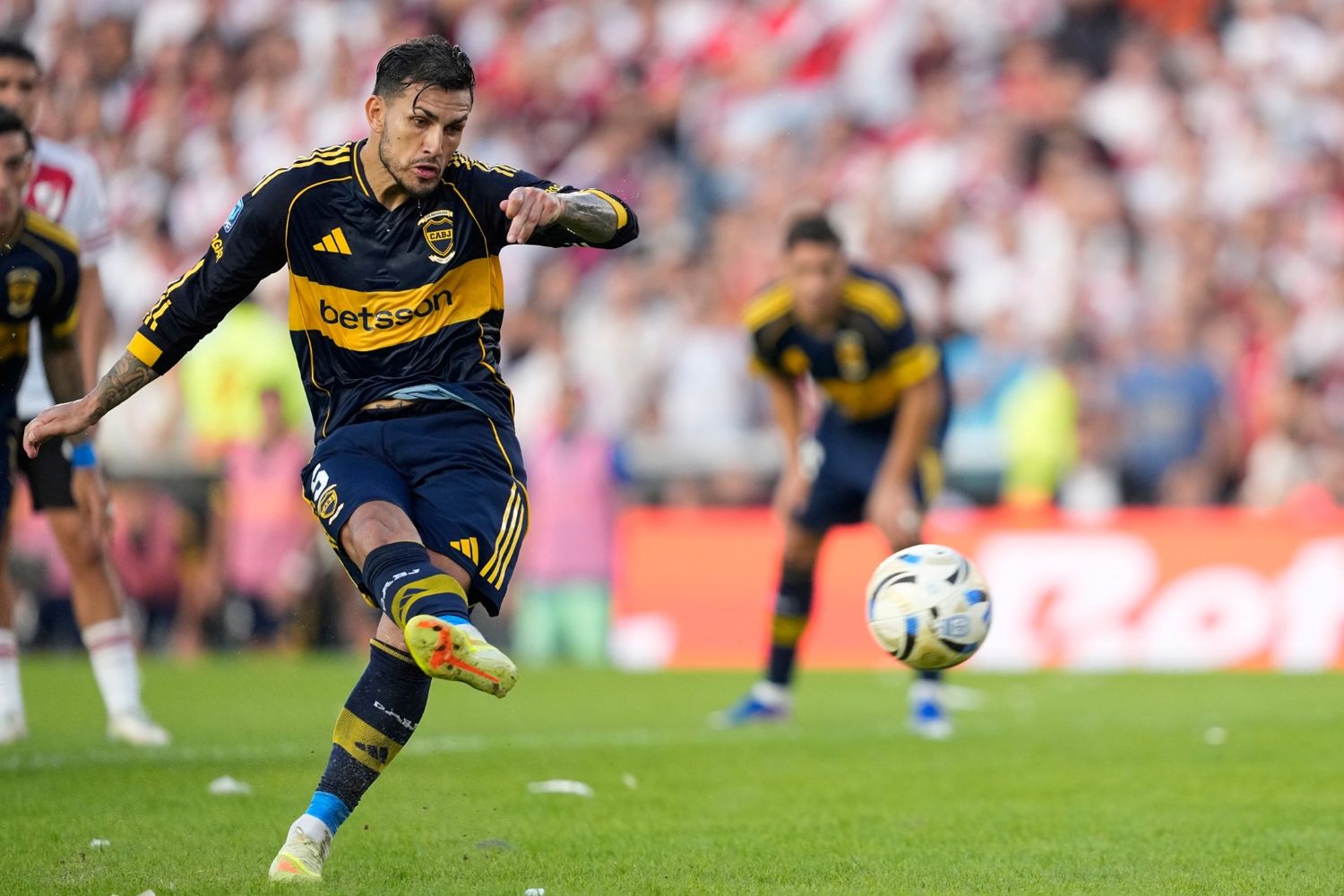 El penal que Leandro Paredes cambió por gol para Boca ante River, y que se festejó con todo.