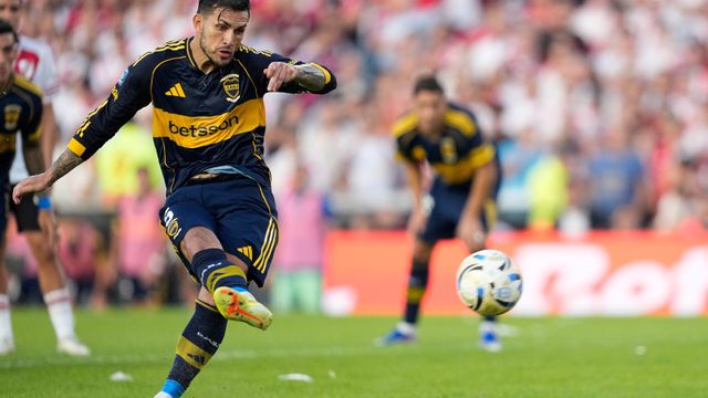 El penal que Leandro Paredes cambió por gol para Boca ante River, y que se festejó con todo.