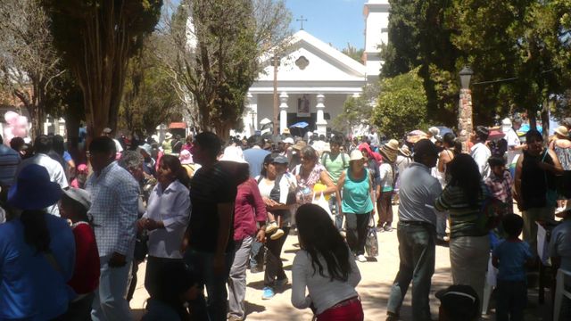 La feligresía local, reunida en inmediaciones de la iglesia Nuestra Señora de la Candelaria, en la ciudad de Humahuaca.