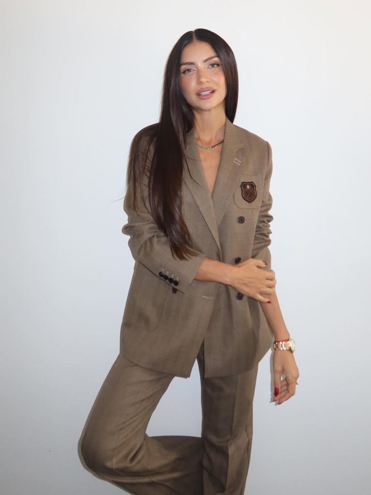 Zaira Nara apostó por el match perfecto y marcó tendencia con un look sastrero y zapatillas