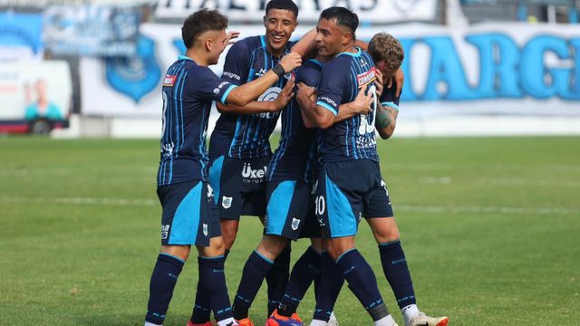 David Gallardo (segundo desde la izquierda) fue la gran figura de la cancha, marcando el camino en varios de los tantos del “Lobo” en la tarde y siendo reconocido por el público presente cuando salió.