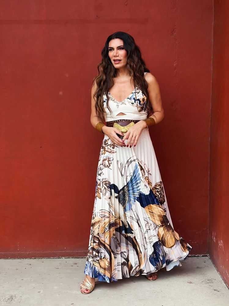 Flor de la V posó con un vestido ultra sofisticado y marcó tendencia con el estampado de la temporada