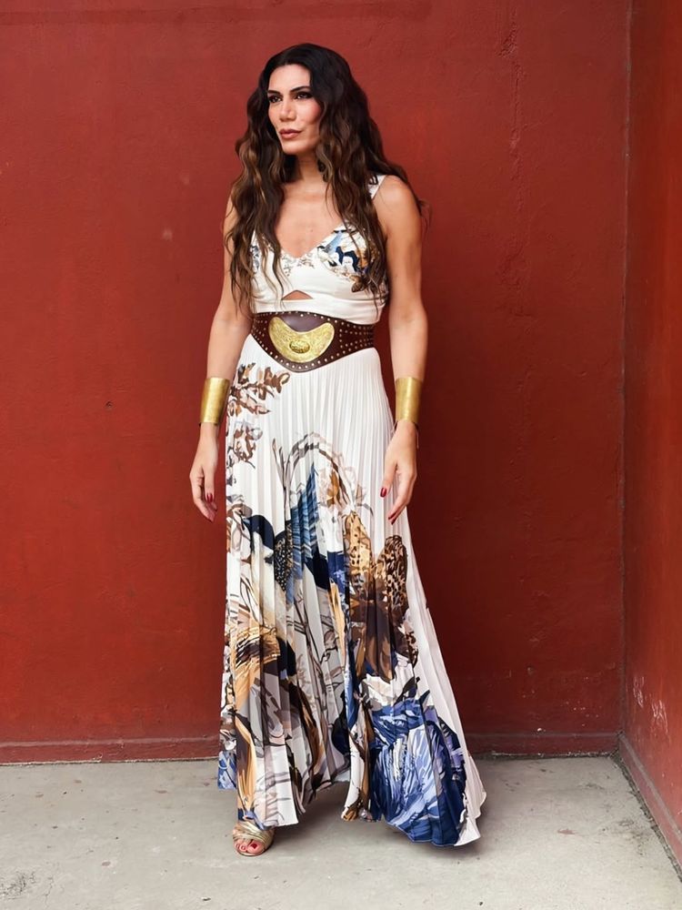 Flor de la V posó con un vestido ultra sofisticado y marcó tendencia con el estampado de la temporada