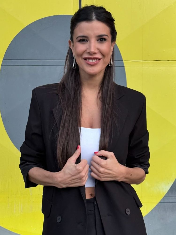 Andrea Rincón se sumó a la tendencia del saco sastrero y dio cátedra de estilo con un look blanco y negro