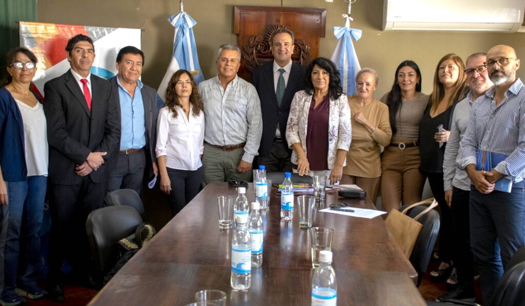 El concejal libertario Gustavo Martínez (al centro) encabezó la reunión de la Comisión de Desarrollo Económico Local con integrantes de la Cámara de Comercio de Jujuy.